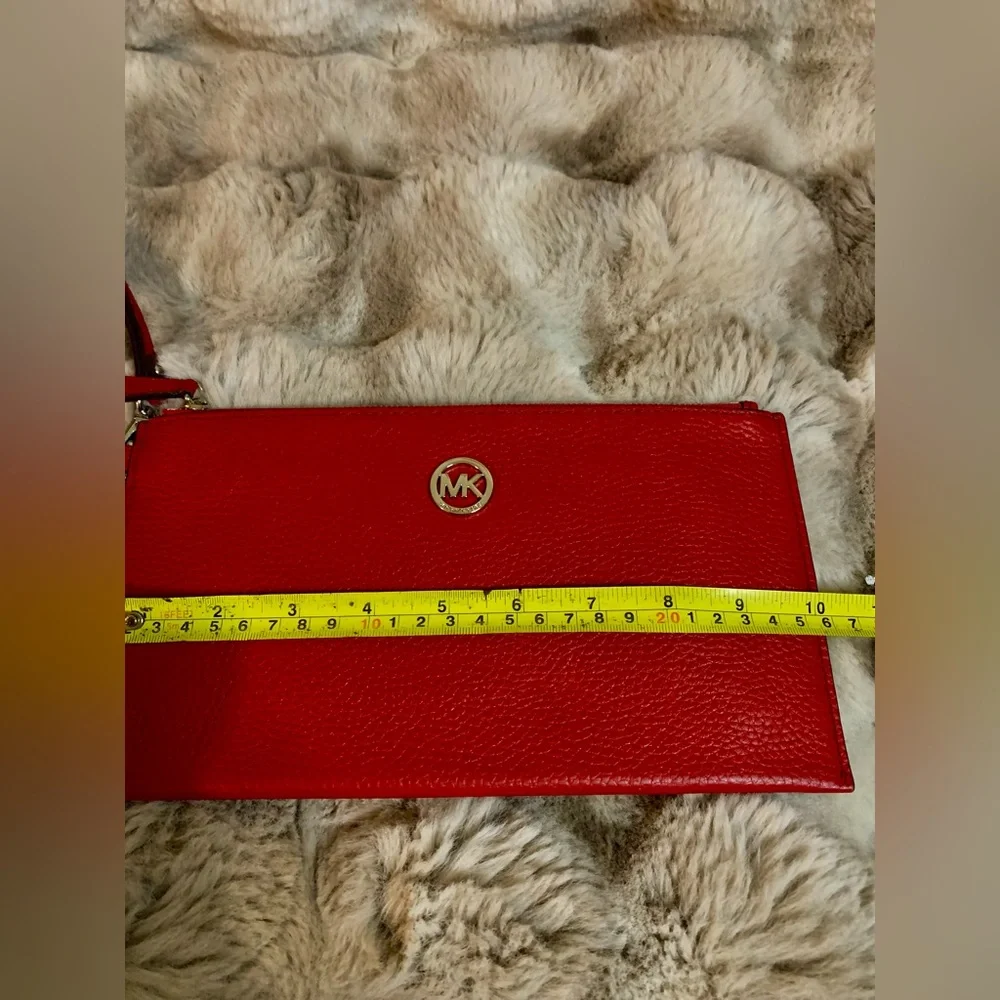 Michael Kors Women’s Scarlet Wristlet with Gold Accent. Like New - Picture 8 of 10